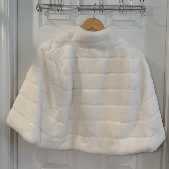 BCBGeneration white faux fur shawl - Picture 3 of 3
